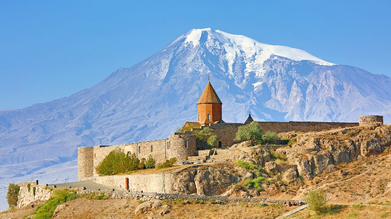 Kloster med fjelltopp i bakgrunnen