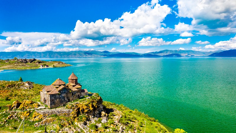 Irrgr�nne Sevansj�en og kloster ved bredden