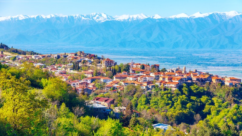 Signagi med Kaukasus-fjellene i bakgrunnen