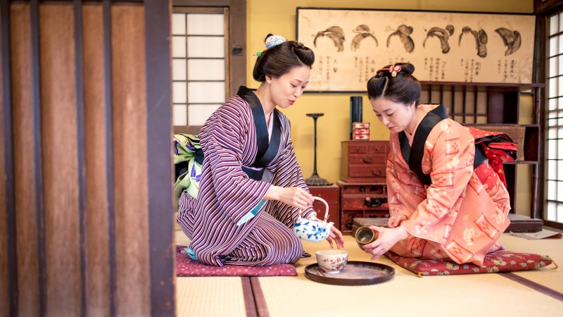 To tradisjonelt kledde kvinner under en te-seremoni