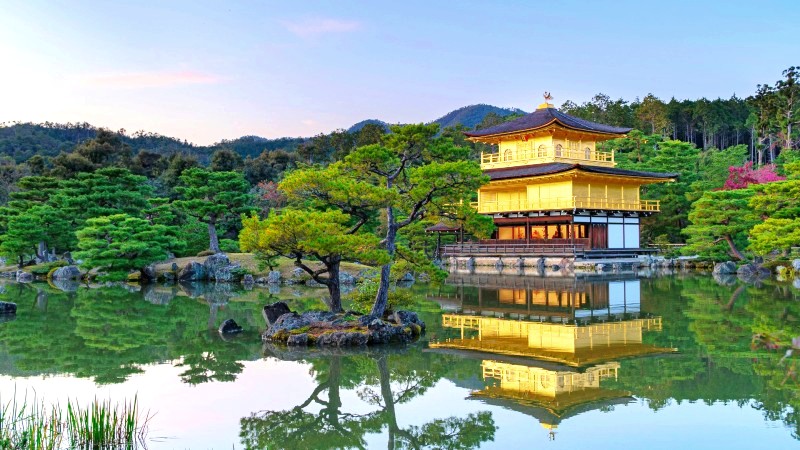 Det gylne Kinkakuji-tempelet reflektert i vannoverflaten