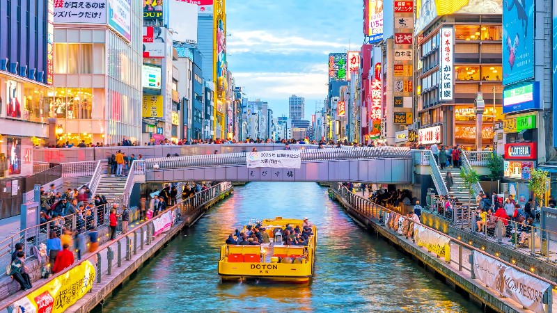 Neonlys og elven i Osaka