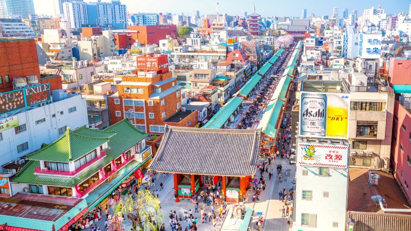 Gaten Nakamise leder opp til Sensoji tempelet