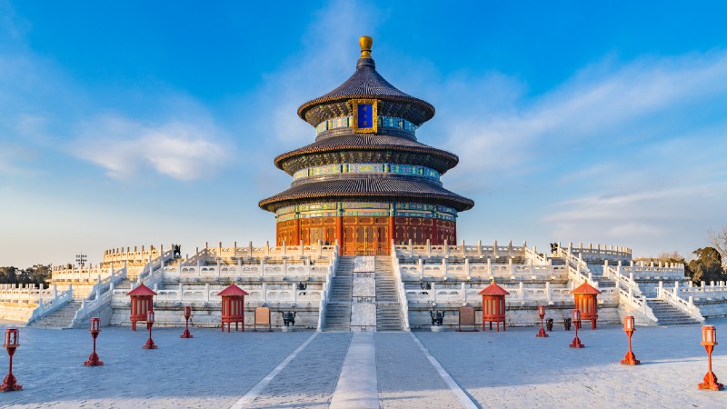 palass med trapper og en �pen plass rundt 