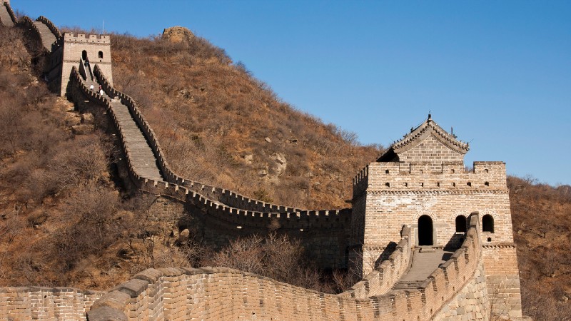 en forsvarsmur som strekker seg oppover i landskapet