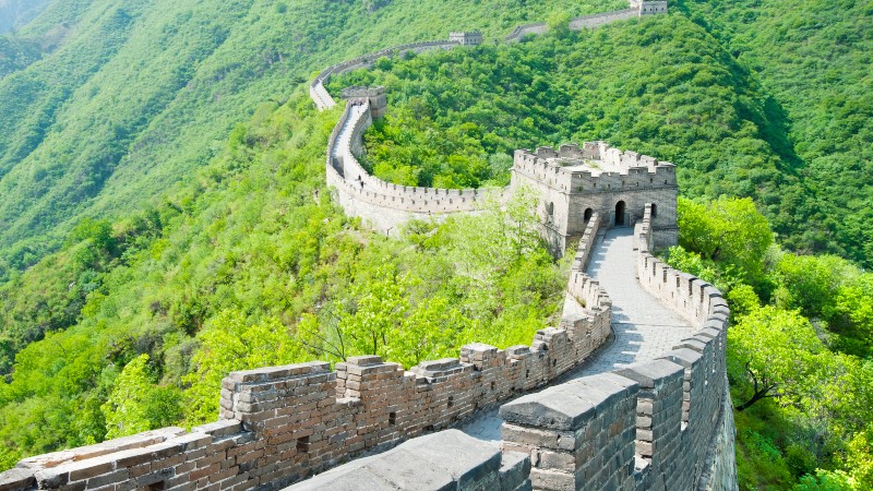 steinmur i det gr�nne terrenget 