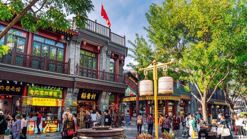 butikker og mennesker i et bybildet