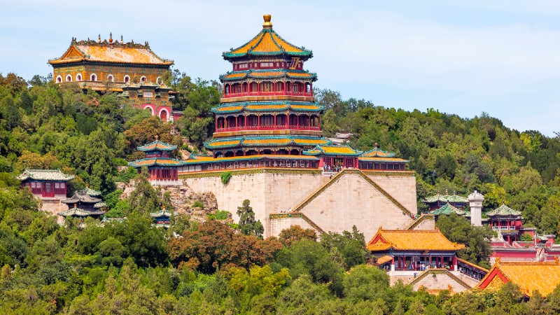 fargerike bygninger i h�yden med mange gr�nne tr�r rundt 