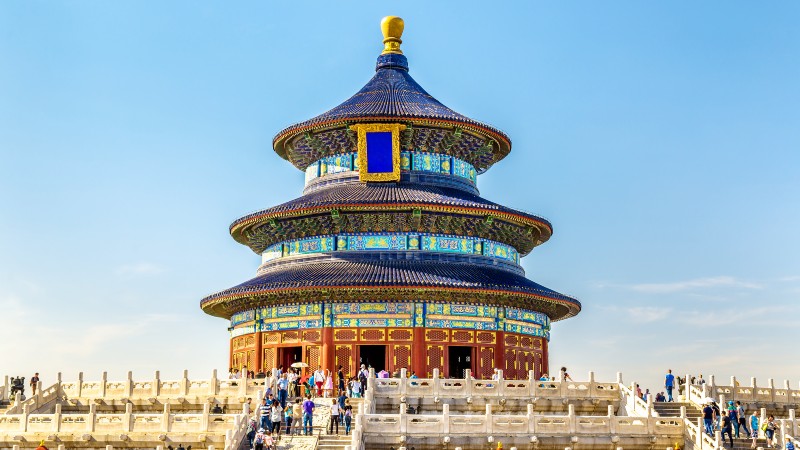 fargerik bygning med trappetrinn