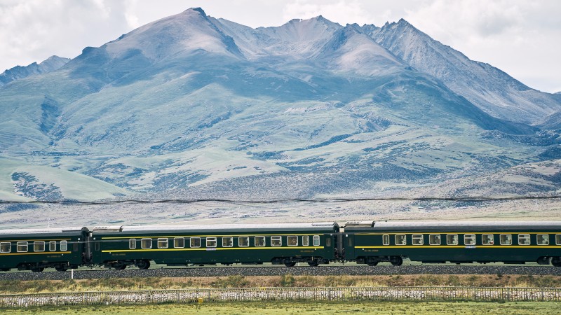 tog, fjell og gr�nne sletter
