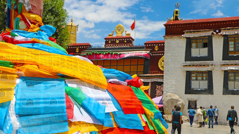 b�nneflagg i alle farger, hvitt tempel og folk