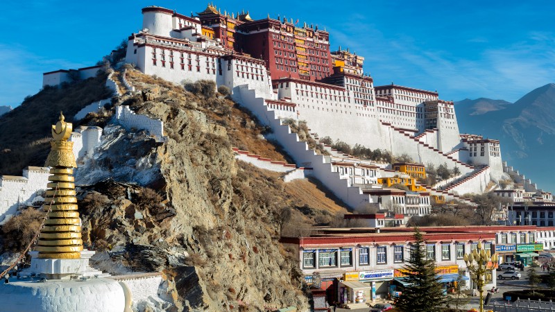 fjelltopp, bygniner, stoupas og fargerike bygg