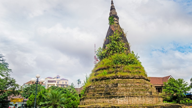 en gr�nn stupa blant hus og vegetasjon