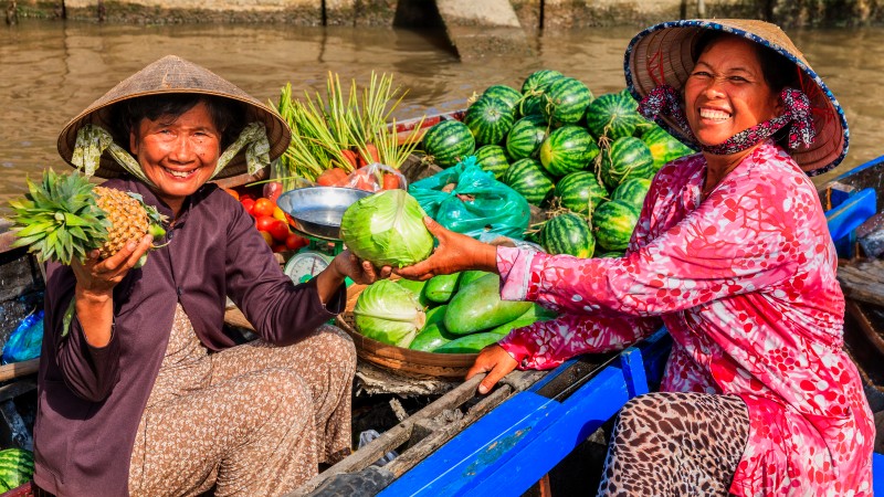 damer som selger varer p� elven