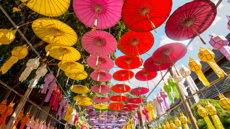 parasoller i alle farger som danner et tak