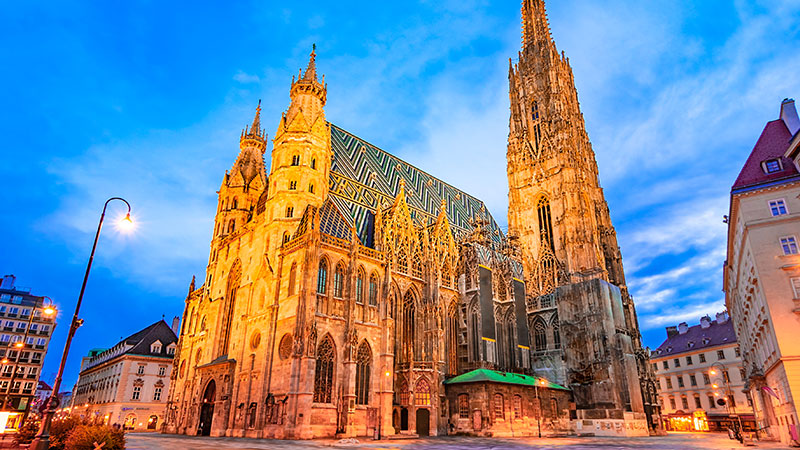 Stefansdomen i Wien blir lyst opp p� kveldstid. 