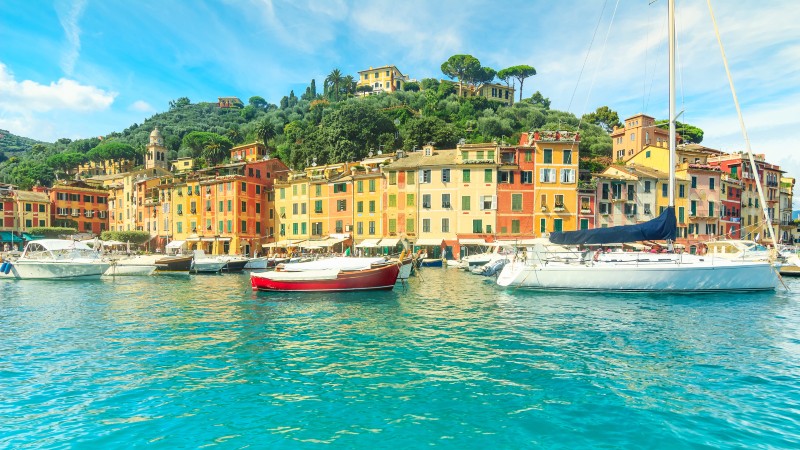 fargerike bygninger, b�ter og 