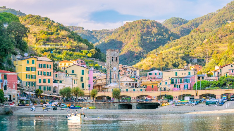 vakre bygninger, gr�nne �ser, sj� og b�ter