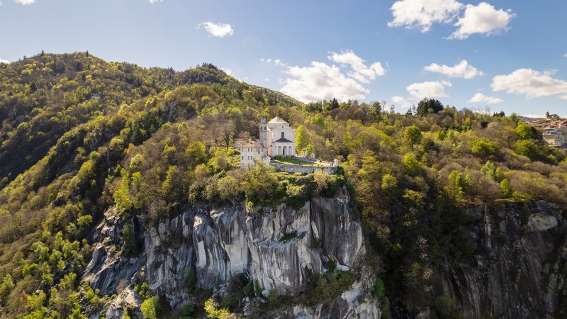 fjell med kirke p� toppen 