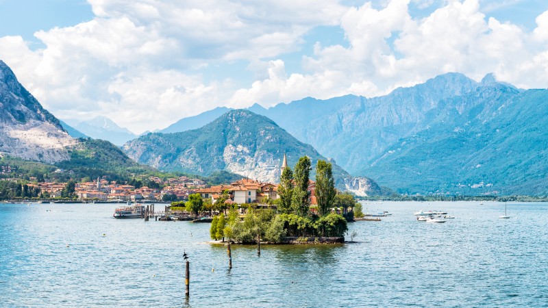 sj�, fjell, tr�r og bygninger p� en �y ute i vannet