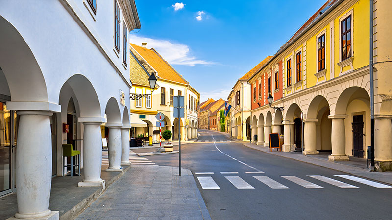 En vei gjennom byen Vukovar med stilfulle bygninger p� hver side.