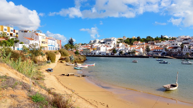 b�ter, hus og vann