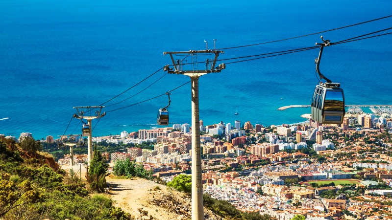 Taubanen i Benalmádena stolheis, sjø og bygninger