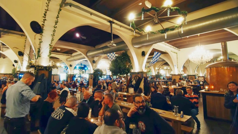 Mange mennesker p� restaurant i Berlin