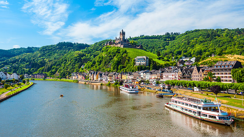 Utsikt fra Mosel inn mot Cochem. En borg p� toppen av en �s. 
