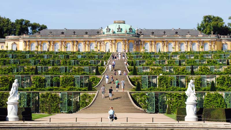 Slott i Potsdam med hage foran