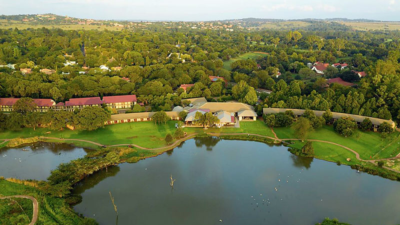 Innsj� og gr�nn natur ved hotellet 