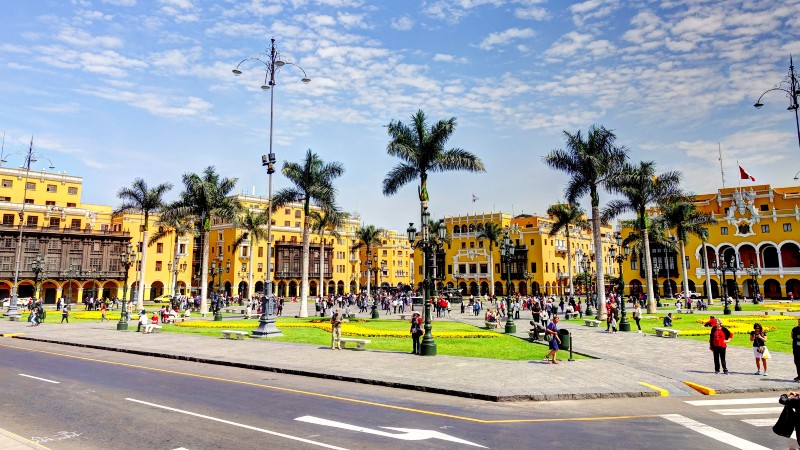 bygg, torg og mennesker