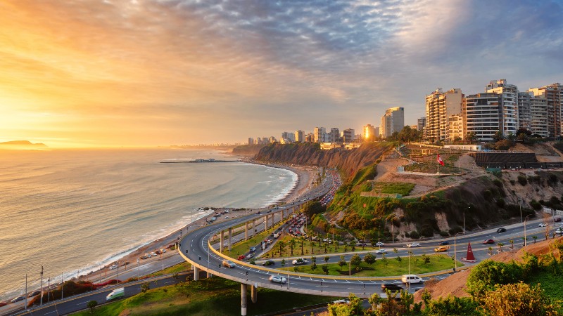 bygninger, hav og biler 