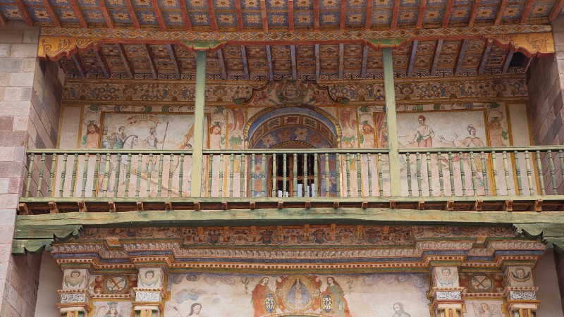 nydelig utskj�ringer og malerier p� et byggverk