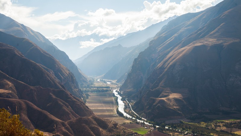 bratte fjellsider, elv og jordbruk