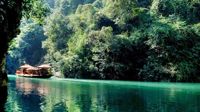 gr�nt vann, liten elveb�t og masse skog/tr�r