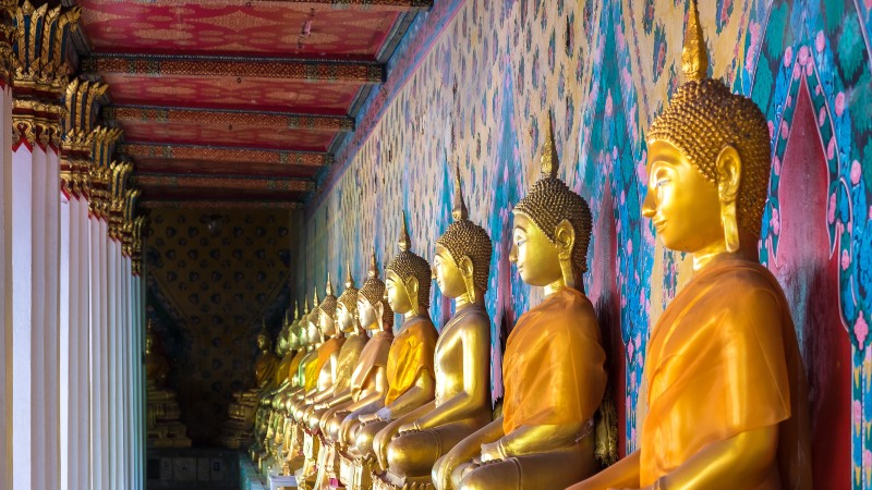 Sittende Buddha figurer og veggmalerier