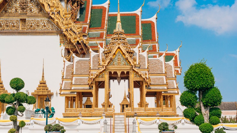 nydelig byggverk i gull, gr�nt og vinr�dt og flotte tr�r rundt