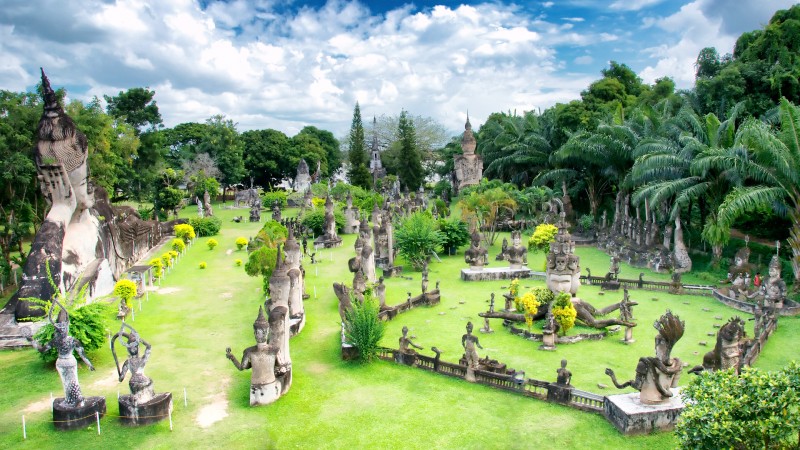 buddha figurer i en gr�nn park