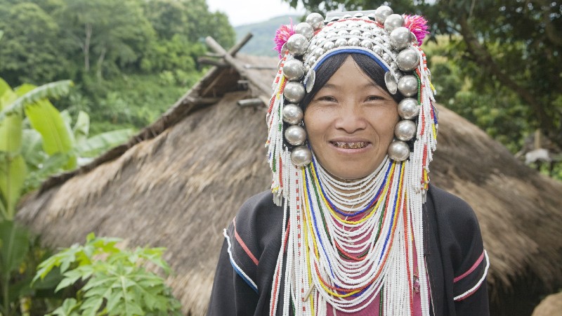 dame i tradisjonell drakt