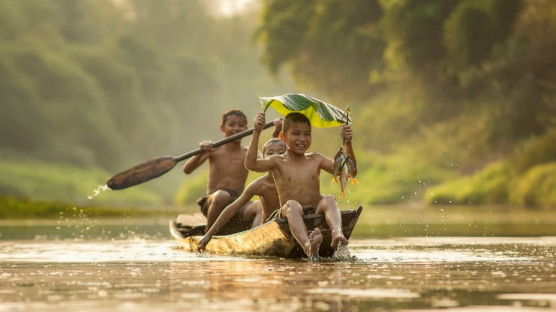 barn som er ute i en kano