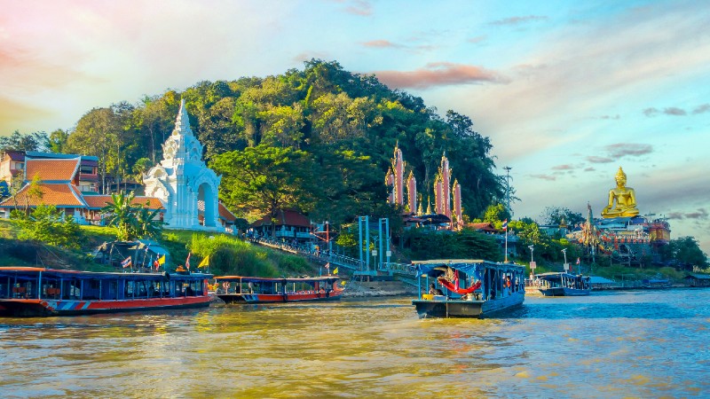 statuer, templer, tr�r, vann og b�ter og ikke minst en gullforygylt Buddha statue