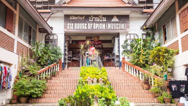 trapper og inn til et museum som er opiumsmuseet.