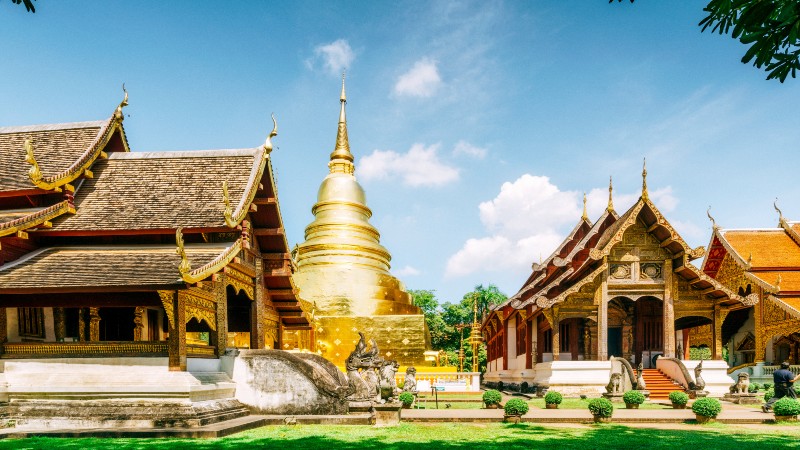 Byggverk , templer og pagodaer med gress og himmel i bakgrunn