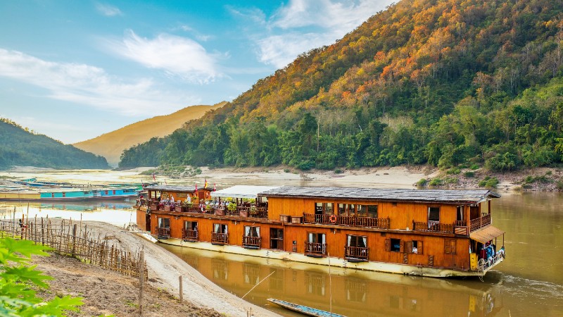 b�ter, vann og �ser i bakgrunn