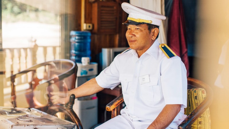 en mann som styrer b�ten