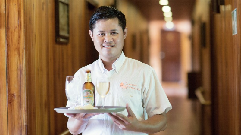 en mann som serverer drikke om bord