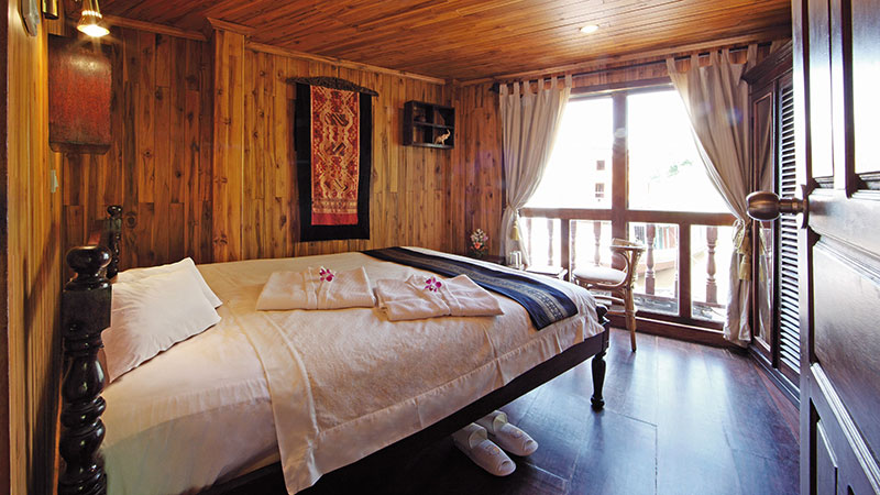 diobbelt send i et rom med et stort vindu