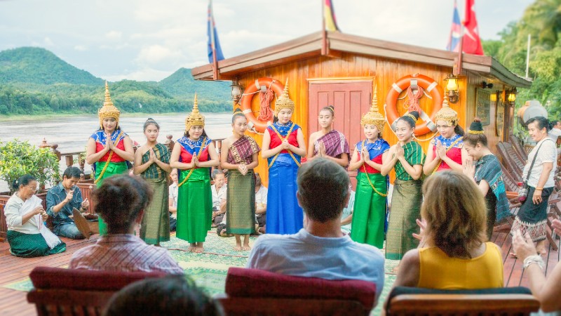 Mennesker som underholder om bord p� skipet 