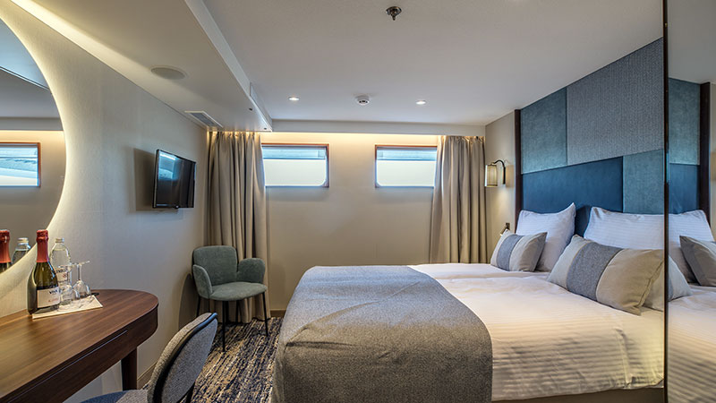 Dobbeltseng i standardlugar med stort speil og skrivebord. Sm� vinduer.